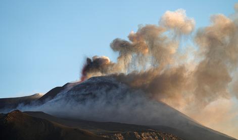 Etna znova izbruhnila, letališče zaprto #video