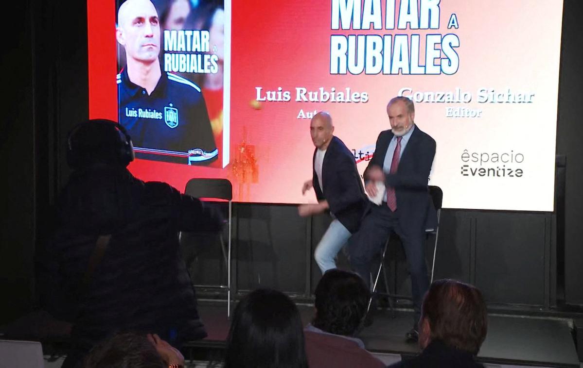 Luis Rubiales | V spodnjem videu poglejte, kako so proti Luisu Rubialesu začela leteti jajca. | Foto Reuters