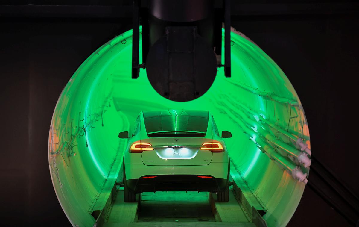 Hyperloop, Tesla, Elon Musk, predstavitev 2018-12 | Prototipni predor je dolg le 1,6 kilometra (eno miljo), a je dovolj dolg za prikaz futurističnega prevoza, s katerim bodo modificirana električna vozila lahko potovala s hitrostmi do 240 kilometrov na uro.  | Foto Reuters