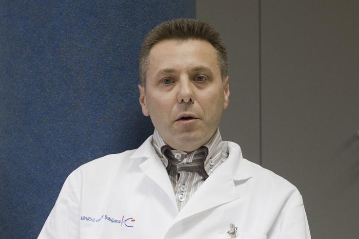 60 odstotkov poškodovancev s pirotehničnimi izdelki je mlajših od 20 let, pravi predstojnik oddelka za plastično, rekonstrukcijsko, estetsko kirurgijo in opekline Uroš Ahčan. | Foto: Ana Kovač