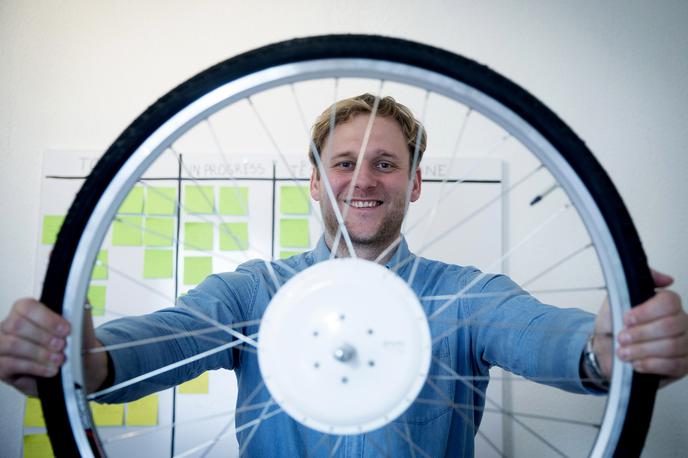 Smart Wheel. Nik Klanšek. | Najuspešnejši slovenski projekt na Kickstarterju do zdaj je električno kolo Flykly Smart Wheel Nika Klanška, ki je na platformi leta 2013 zbral 701.239 dolarjev.   | Foto Ana Kovač