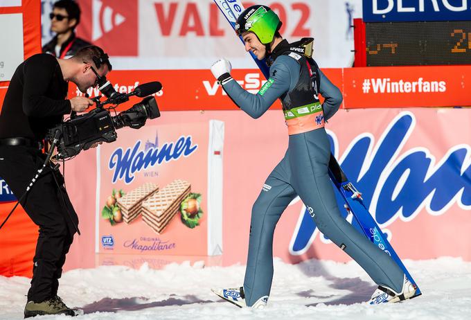 Timi Zajc je bil za konec peti. Od vseh slovenskih skakalcev ima največ razlogov za veselje. | Foto: Vid Ponikvar