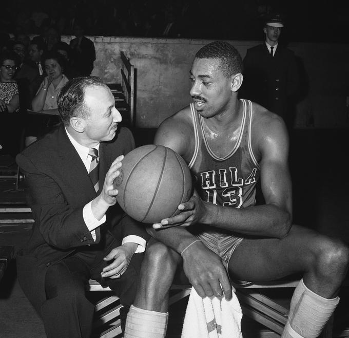 Fotografija iz 14. marca 1962. Wilt z žogo, s katero je dosegel svojo 4000. točko v NBA. | Foto: AP / Guliverimage