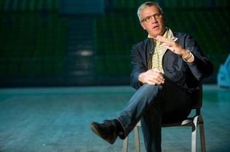 Ali je poslanec lahko tudi športni komentator?