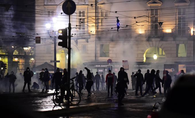 V Italiji od konca tedna potekajo protesti proti novim ukrepom za zajezitev virusa, ki so se ponekod sprevrgli tudi v nasilje in spopade s policijo. | Foto: Reuters