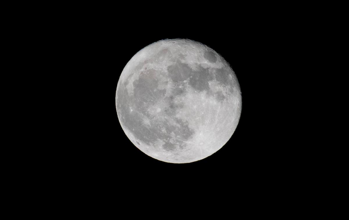 Luna | Avtorji te študije tudi menijo, da je na Luni približno 40 tisoč kvadratnih kilometrov tovrstne površine, da bi se v njej lahko skrivala zamrznjena voda. | Foto Reuters