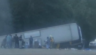 Grozljiva nesreča avtobusa: zapeljal v jarek, več mrtvih