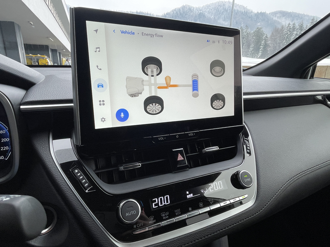 Za Toyoto večji zaslon na sredinski konzoli. Slovenščine ni, zanjo bo treba uporabiti vmesnik kot je Applov Car Play. | Foto: Gašper Pirman