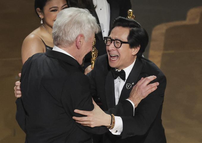 Ke Huy Quan s Harrisonom Fordom, ki je podelil oskarja za najboljši film. | Foto: Reuters