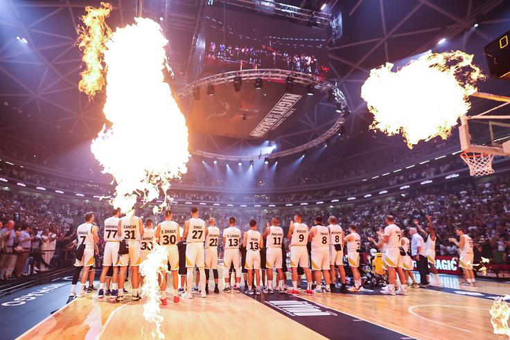 Spektakel v Stožicah spremlja več kot 12 tisoč ljubiteljev košarke. | Foto: www.alesfevzer.com