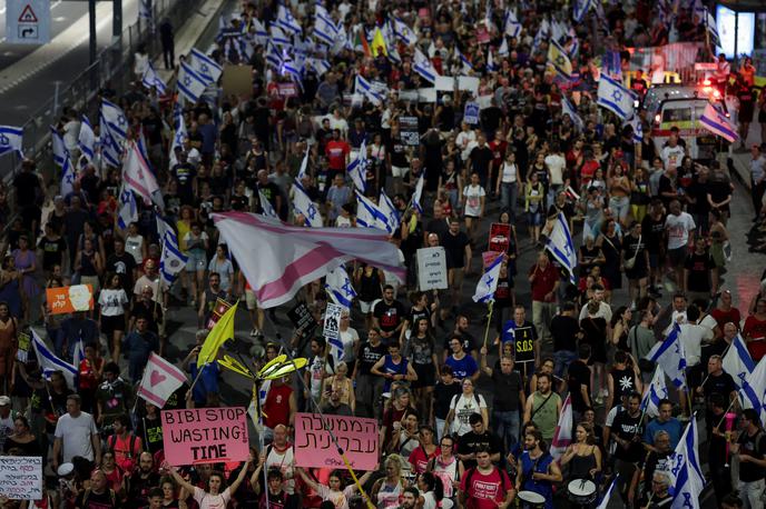 Izrael protest | Protestniki so se zbrali tudi pred hišo predsednika vlade Benjamina Netanjahuja. | Foto Reuters