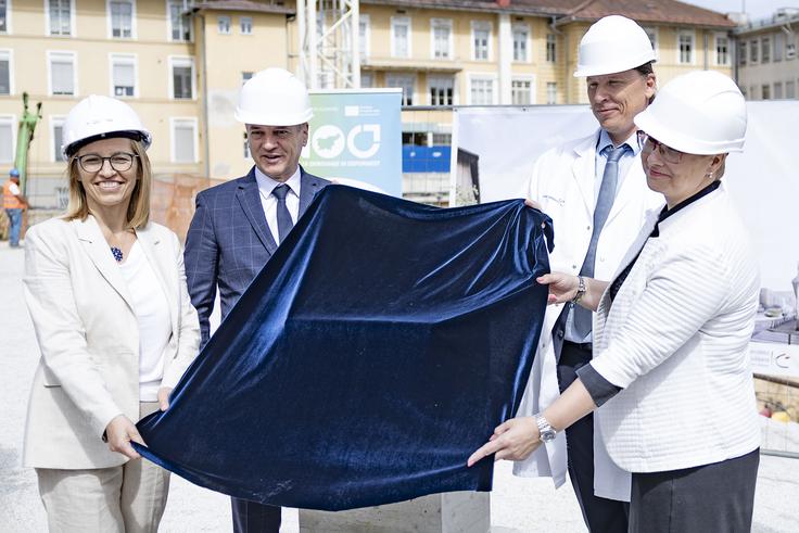 Slovesnosti so se udeležili predsednik vlade Robert Golob, ministrica za zdravje Valentina Prevolnik Rupel, vodja predstavništva Evropske komisije v Sloveniji Jerneja Jug Jerše in generalni direktor Univerzitetnega kliničnega centra (UKC) Ljubljana Marko Jug. | Foto: Ana Kovač