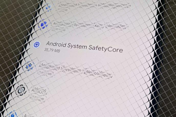 Android System SafetyCore | Aplikacijo Android System SafetyCore je s pametnega telefona sicer mogoče odstraniti, a so nekateri uporabniki opozorili, da bo postopek sčasoma morda treba ponoviti, saj se je aplikacija na njihove pametne telefone znova samodejno namestila v sklopu posodobitev za storitve Google Play.  | Foto Matic Tomšič