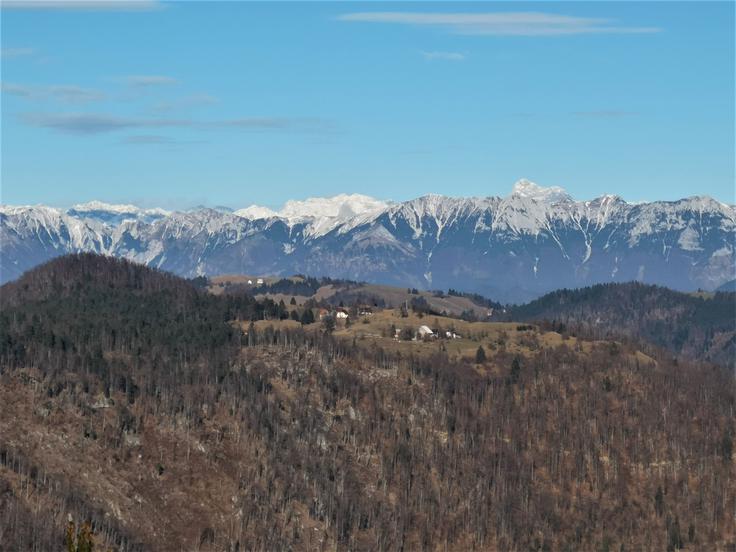 Razgled z Vojskega proti zasneženim Julijcem. | Foto: Gregor Pavšič