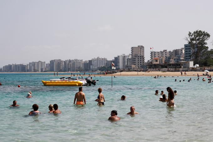 Od danes niti Avstrijci in Švicarji ne morejo računati na to, da se bodo v kratkem kopali na ciprskih plažah. | Foto: Reuters