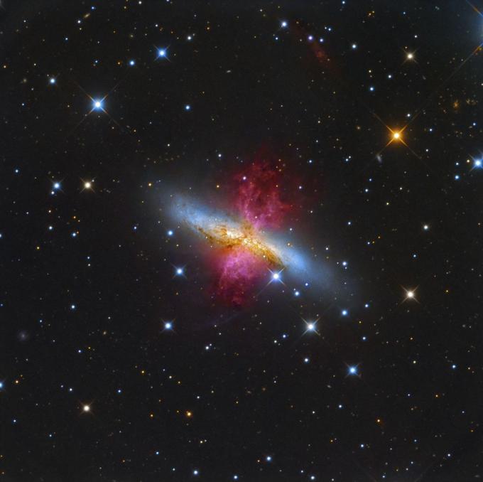 Galaksija M82, znana tudi kot galaksija Cigara, je od našega planeta oddaljena 12 milijonov svetlobnih let. Znanstveniki zaradi barvitih plinov, ki uhajajo iz galaksije, verjamejo, da so pogoji v njej danes takšni, kot so bili ob nastanku vesolja pred več kot 13 milijardami let. Foto: Leonardo Orazi. | Foto: 