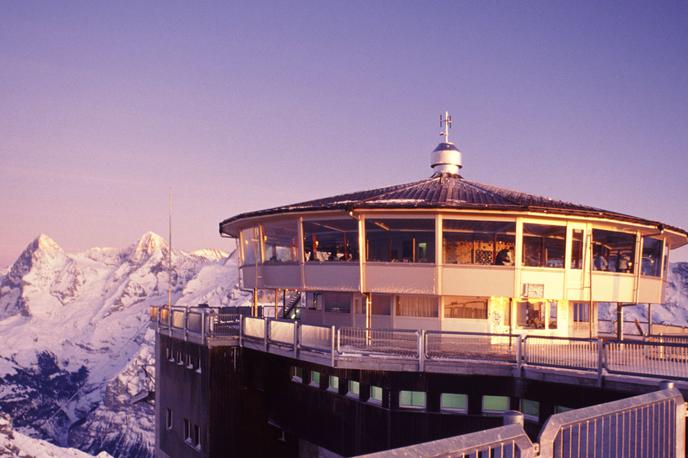 Piz Gloria na gori Schilthorn | Gora Schilthorn v švicarskih Alpah, na kateri je vrteča se restavracija Piz Gloria, znana tudi iz filma o Jamesu Bondu V službi njenega veličanstva iz leta 1969. | Foto Guliverimage
