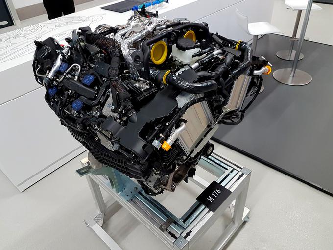 Za novi bencinski motor V8 biturbo M176 pri Mercedesu trdijo, da je najbolj ekonomičen osemvaljnik na svetu. Njegova posebnost je popoln izklop (popolnoma zaprti tudi ventili) štirih (2., 3., 5. in 8.) izmed osmih valjev v hitrostnem območju motorja med 900 in 3.250 vrtljaji v minuti ob ustrezno izbranem voznem programu (eco ali comfort) sistema dynamic select. | Foto: Jure Gregorčič