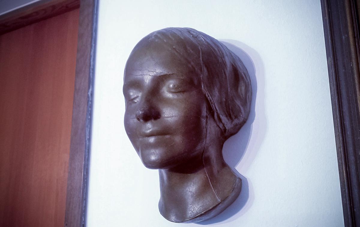 Utopljenka. Kip. | "Mona Liza" iz Sene; posmrtna maska neznane utopljenke, ki so jo našli sredi Pariza konec 80. let 19. stoletja. | Foto Majda Širca