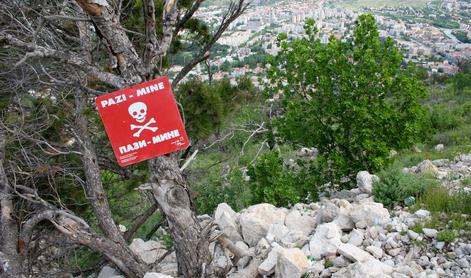 Tragedija v BiH: Najstnik stopil na mino in umrl