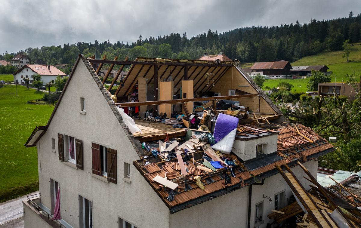 Švica | V neurju so bili uničeni avtomobili, odneslo je več streh, izruvana so bila številna drevesa, motene so bile železniške povezave. | Foto Profimedia
