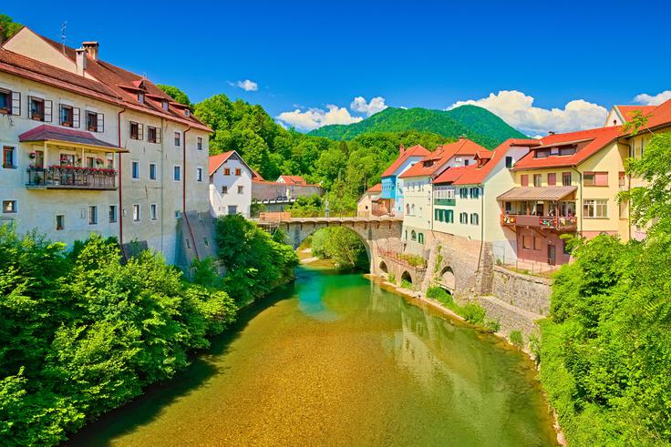 Nekateri jezikoslovci menijo, da je ime reke Sore slovanskega izvora, drugi so prepričani, da je predslovanskega izvora in iščejo povezave z imenom nemške reke Saar (fr. Sarre). Na fotografiji: Škofja Loka, kjer je sotočje Poljanske Sore in Selške Sore (ta se je izvirno imenovala Sorica). V stari slovenščini v 10. stoletju se je Sori reklo Soura, Sorici pa Sourica. Pozneje (verjetno do druge polovice 14. stoletja) sta nastali obliki Sora in Sorica, kar je zdaj tudi knjižna oblika. Je pa izgovor odvisen tudi od narečja (če se glas o narečno izgovori kot u, kot na primer gospod > guspud, jagoda > jaguda, je lahko Sora tudi Sura). Janez Vajkard Valvasor je tako krajevno ime Sora (ta kraj leži v občini Medvode, kjer se Sora izliva v Savo) leta 1689 zapisal kot Sura. Tristo let prej je ime tega kraja v virih zapisano kot Zaura, v 18. stoletju kot Soura, v 19. stoletju pa kot Sora. | Foto: Guliverimage