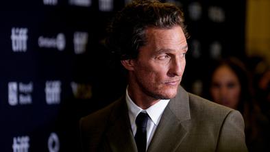 Matthew McConaughey na koncertu Oasis: "Kaj počne z roko?"