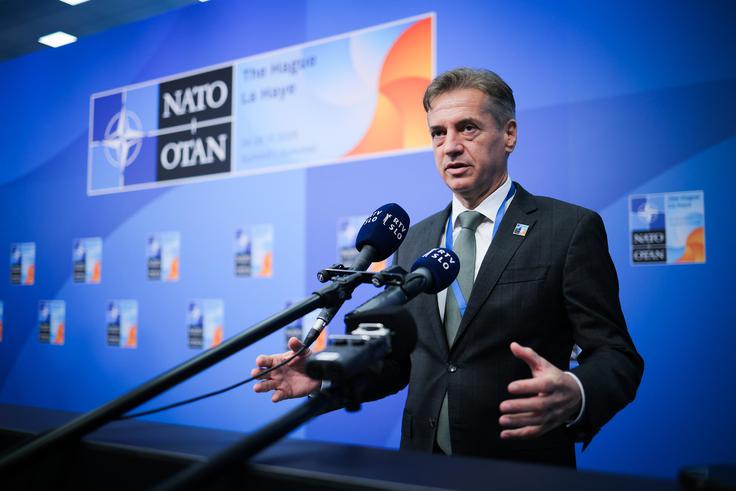 Za vojsko in orožje bo Slovenija namenila 2 odstotka BDP, razliko do 3,5 odstotka pa bo mogoče vlagati v projekte dvojne rabe – med drugim v bolnišnice, ceste, mostove, tunele, železnice, kibernetsko varnost in napredne tehnologije.  | Foto: Vlada Republike Slovenije