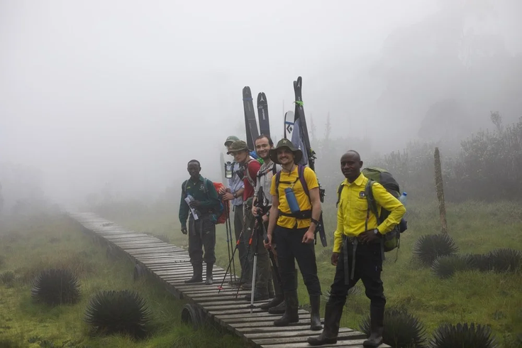 Ski Club Uganda nima samo namena, da obišče ledenik in na njem smuča, temveč še dobrodelno in okoljevarstveno vlogo. | Foto: Ski Club Uganda