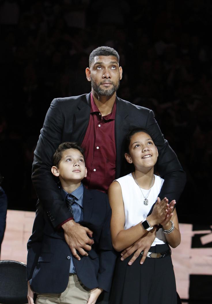 Dres s številko 21, ki ga je kar 19 let v ligi NBA nosil Tim Duncan, so sinoči upokojili.  | Foto: Getty Images