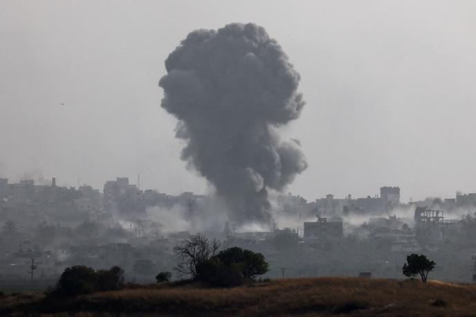 Gaza | Izraelska vojska je v mestu Gaza najprej zadela družinsko hišo in pri tem ubila 16 ljudi, kasneje pa še mošejo. | Foto Reuters