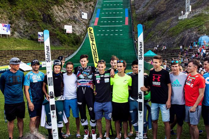 V družbi skakalnih prijateljev, ki so ga pričakali v izteku skakalnice v Kranju. | Foto: Matic Ritonja/Sportida