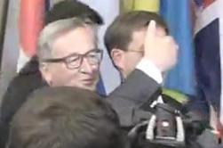 Šaljivi Juncker Miru Cerarju zakril oči: Kuku, kdo je? (video)