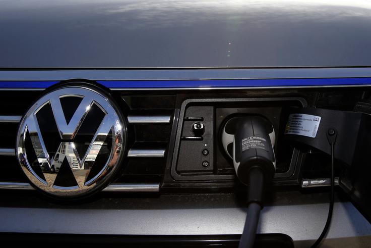Domače polnjenje ostaja kljub podražitvam energentov za zdaj še zelo ugodno. Cene bodo predvidoma še višje, a domača elektrika je še trikrat cenejša od bencina. | Foto: Reuters