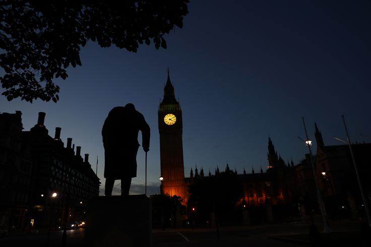 Churchill, ki mu je posvečen spomenik v Londonu, je Britance vodil v času druge svetovne vojne.  | Foto: Reuters