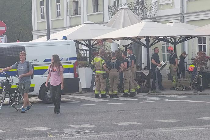 Rozmanova ulica | Reševalci so moškega z vbodnimi ranami, ki si jih je že pred tem prizadejal sam, predali reševalcem, ki so ga odpeljali na nadaljnje zdravljenje v UKC Ljubljana. | Foto Bralka