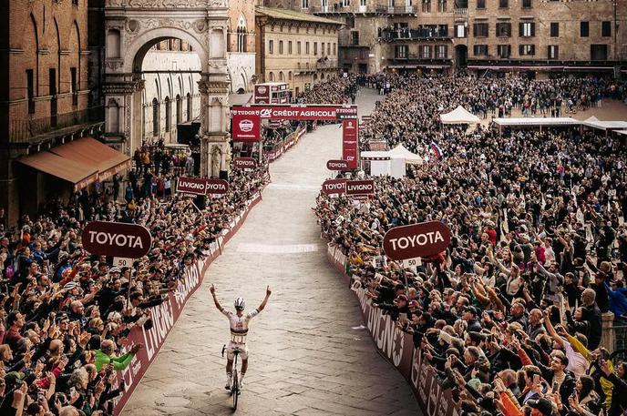 Alen Milavec Strade Pogi | Ikonična fotografija tretje zmage Tadeja Pogačarja skozi objektiv slovenskega fotografa Alena Milavca. | Foto Instagram/AlenMilavec