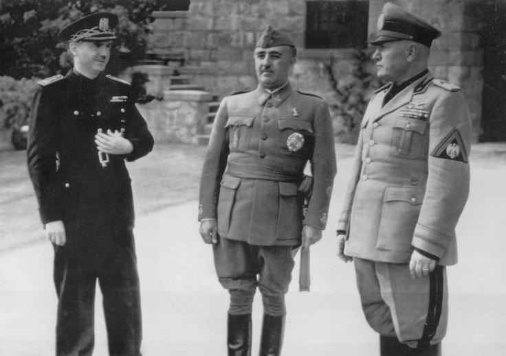Med letom 1936 in 1939 je v Španiji, takrat zelo revni in gospodarsko zaostali evropski državi, divjala državljanska vojna med levico in desnico. Zmagala je zadnja pod vodstvom Francisca Franca (na sredini). Ta je zmagal s pomočjo Benita Mussolinija (desno) in Adolfa Hitlerja. Franco je kot desničarski diktator vladal do svoje smrti leta 1975. Po njegovi smrti se je Španija demokratizirala in se gospodarska razvila.  | Foto: Guliverimage