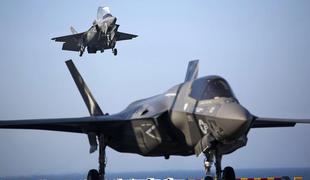 Lovski bombnik F-35B lightning II atraktivno vzletel na smučarski skakalnici 