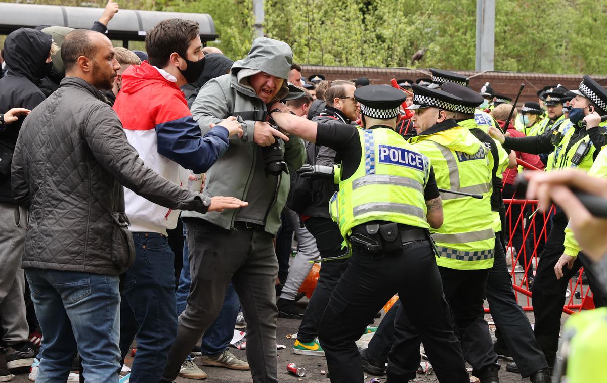protesti Manchester United | Veliki angleški derbi bi moral biti odigran v nedeljo, a je bil zaradi spopad navijačev s policijo prestavljen. | Foto Reuters