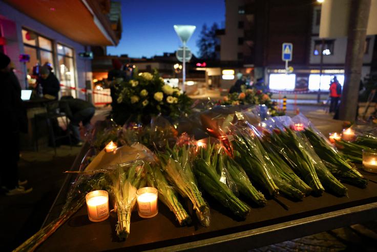 Več kot 40 mrtvih, 100 ranjenih, večinoma mladih, je tragična posledica zabave v lokalu z lesenim interierjem, nizkim stropom in protihrupnimi oblogami na stropu. | Foto: Reuters