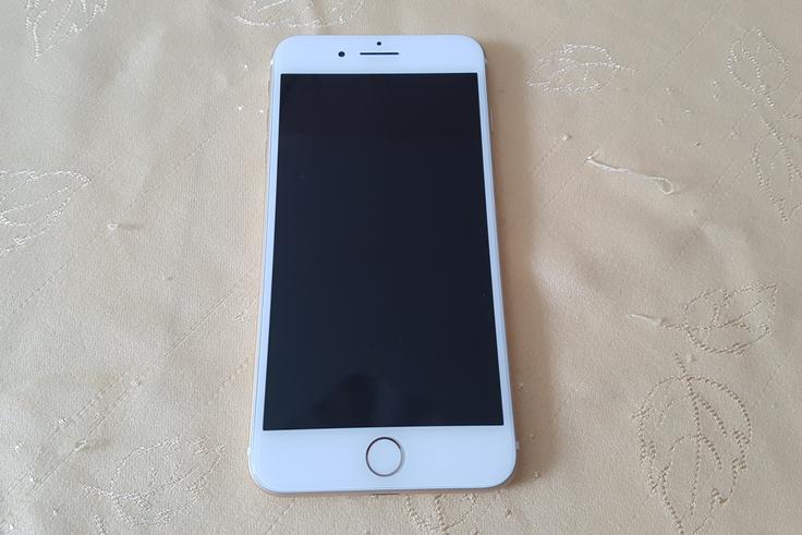 iPhone 7 Plus spredaj z izklopljenim zaslonom. Ob spodnjem robu je enak kapacitativni gumb Domov kot pri iPhonu 7. "Enak in kapacitativni" pomeni, da ga ne moremo več potisniti v telefon, temveč nam povratno informacijo ob pritisku daje z vibriranjem. Občutek smo že večkrat opisali - zdi se, kot da smo telefon stisnili skupaj, pa čeprav se gumb v notranjost naprave ne pomakne niti za milimeter.  | Foto: Matic Tomšič