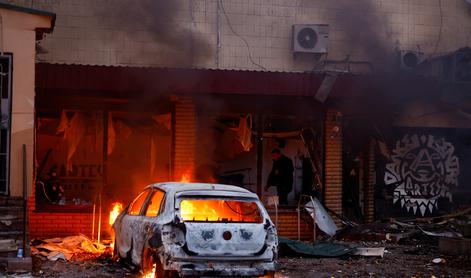 Srhljivi posnetki: ruski napadi na Kijev zahtevali žrtve #video