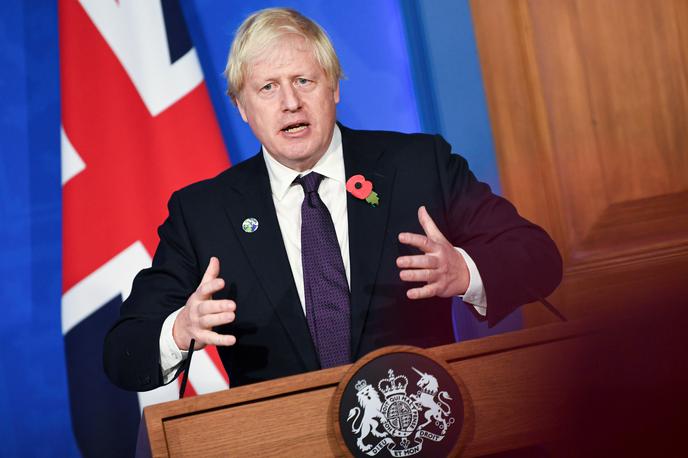Johnson: Dosežek v Glasgowu "obarvan z razočaranjem" | Britanski premier Boris Johnson opozarja na "temne nevihtne oblake pandemije nad Evropo", a – vsaj za zdaj – ne predvideva zaostrovanja ukrepov, zlasti ne (selektivnega) zapiranja družbe in javnega življenja, toda stroka tega ne izključuje. | Foto Reuters