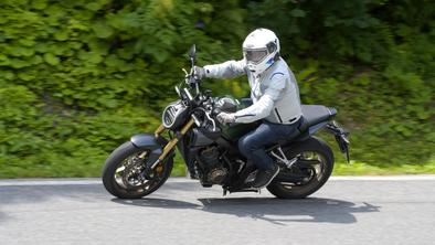 Honda CB650R: kaj motociklom prinaša e-sklopka? Preverili smo v praksi. #foto