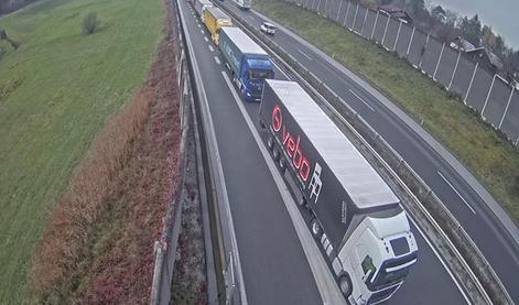 Na štajerki zastoj tovornih vozil, zaradi varnosti občasno zapirajo ta predor