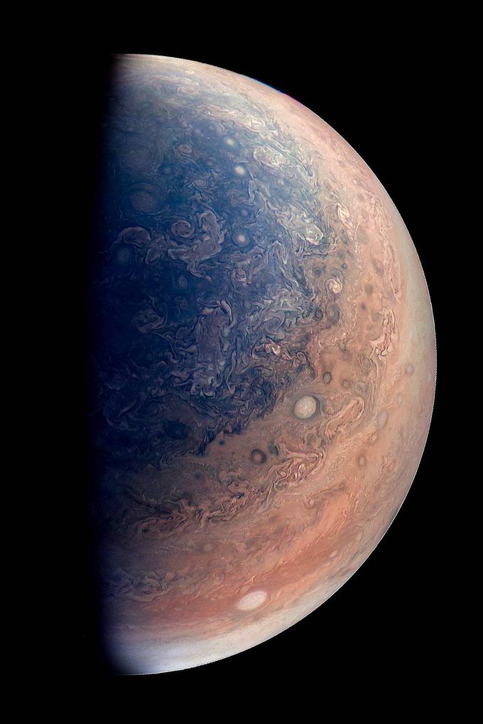 Južni pol Jupitra, kot ga je zdaj že večkrat videlo vesoljsko plovilo Juno. | Foto: NASA