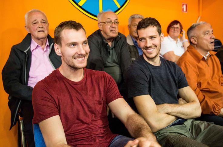 Brata Dragić ne moreta brez košarke. Ogledala sta si drugo tekmo finala med Heliosom in Zlatorogom. | Foto: 