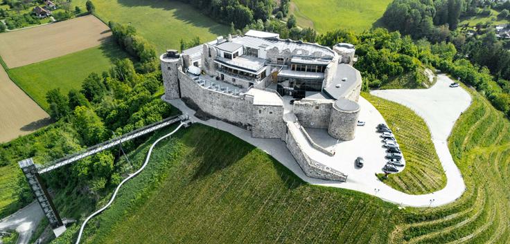 Družina Jezeršek na gradu Taggenbrunn skrbi za kulinarično ponudbo in štirizvezdnični hotel. | Foto: Jezeršek gostinstvo