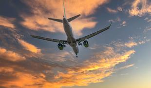 Močna turbulenca na letu iz Londona: ena oseba umrla, več kot 30 ranjenih #video